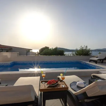 Seaside Luxury With A Swimming Pool Razanj, Rogoznica - 17071 רוגוזניצה